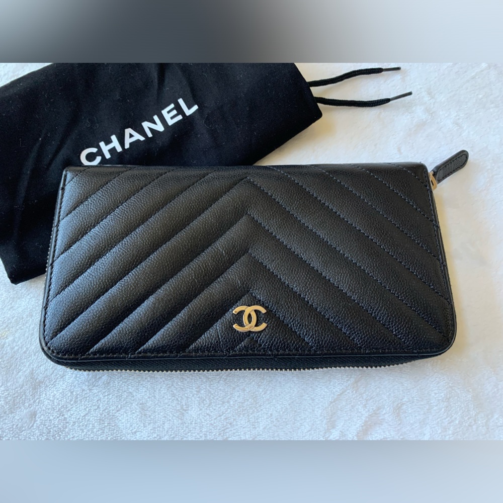 CHANEL long zipped wallet - chevron